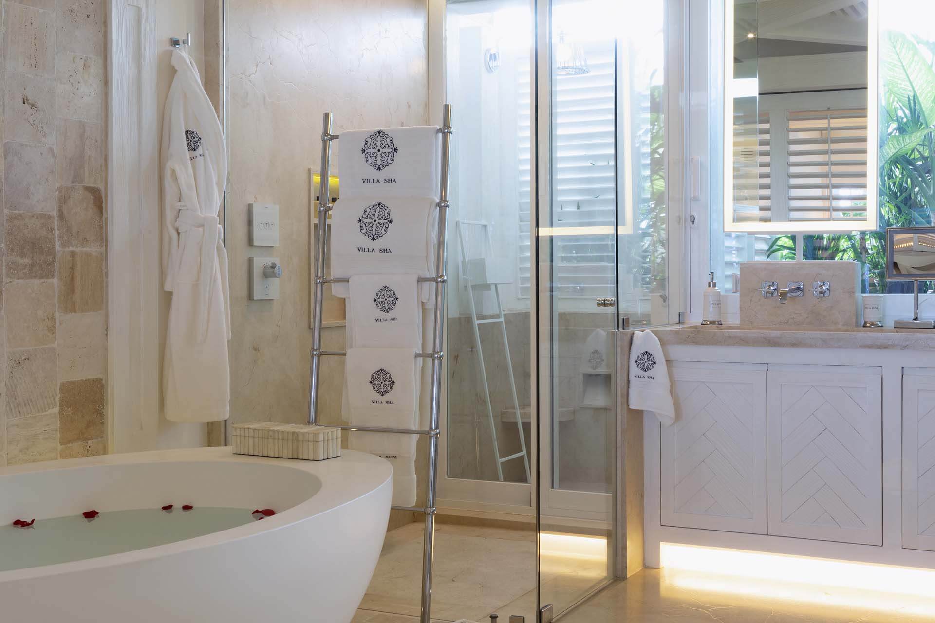 Refined details and serene design create a true spa-like experience. | Detalles refinados y diseño sereno que crean una auténtica experiencia tipo spa.
