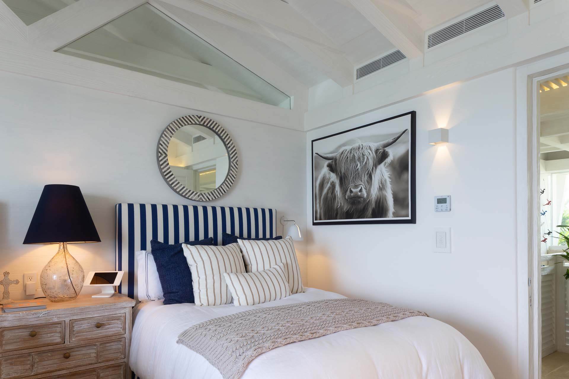 Elegant bedroom detail with soft tones and nautical charm. | Detalle de habitación elegante con encanto náutico y tonos suaves.
