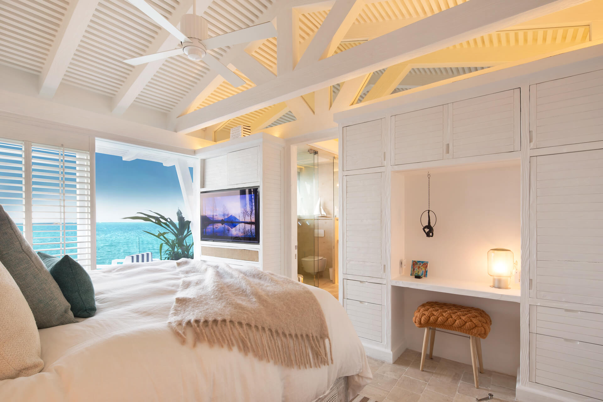 Bright oceanfront bedroom that blends comfort, elegance, and functionality. | Dormitorio luminoso frente al mar que combina confort, elegancia y funcionalidad.