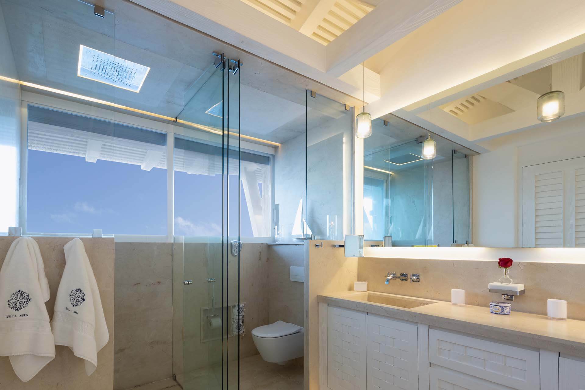 A serene spa-inspired bathroom designed for pure relaxation. | Un baño inspirado en spa diseñado para la relajación total.
