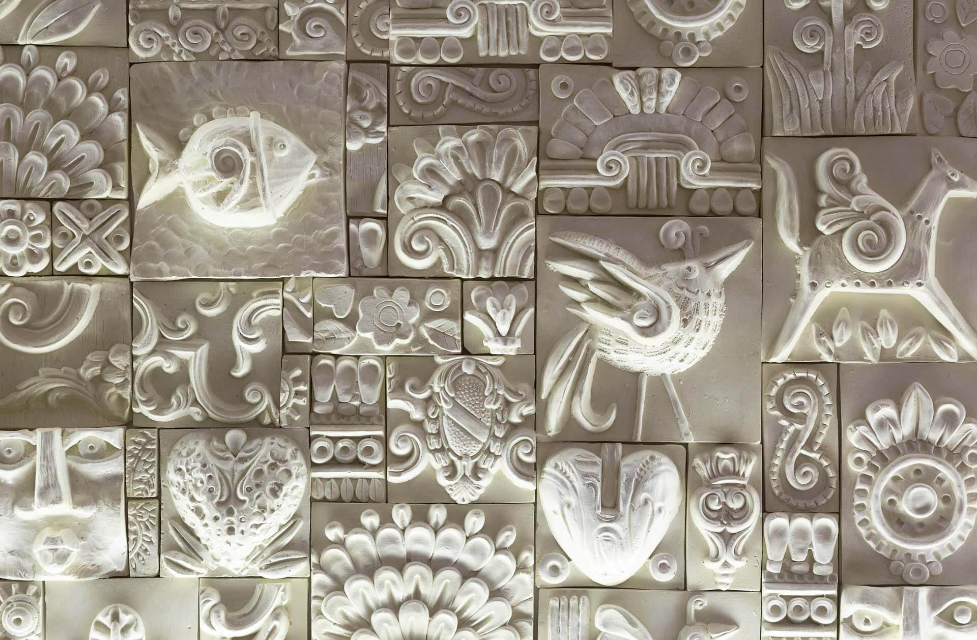 Villa Sha’s hand-carved wall celebrates Mexico’s artistic heritage, blending Mayan inspiration with contemporary elegance. | El muro tallado a mano de Villa Sha celebra el arte mexicano, fusionando inspiración maya con elegancia contemporánea.

