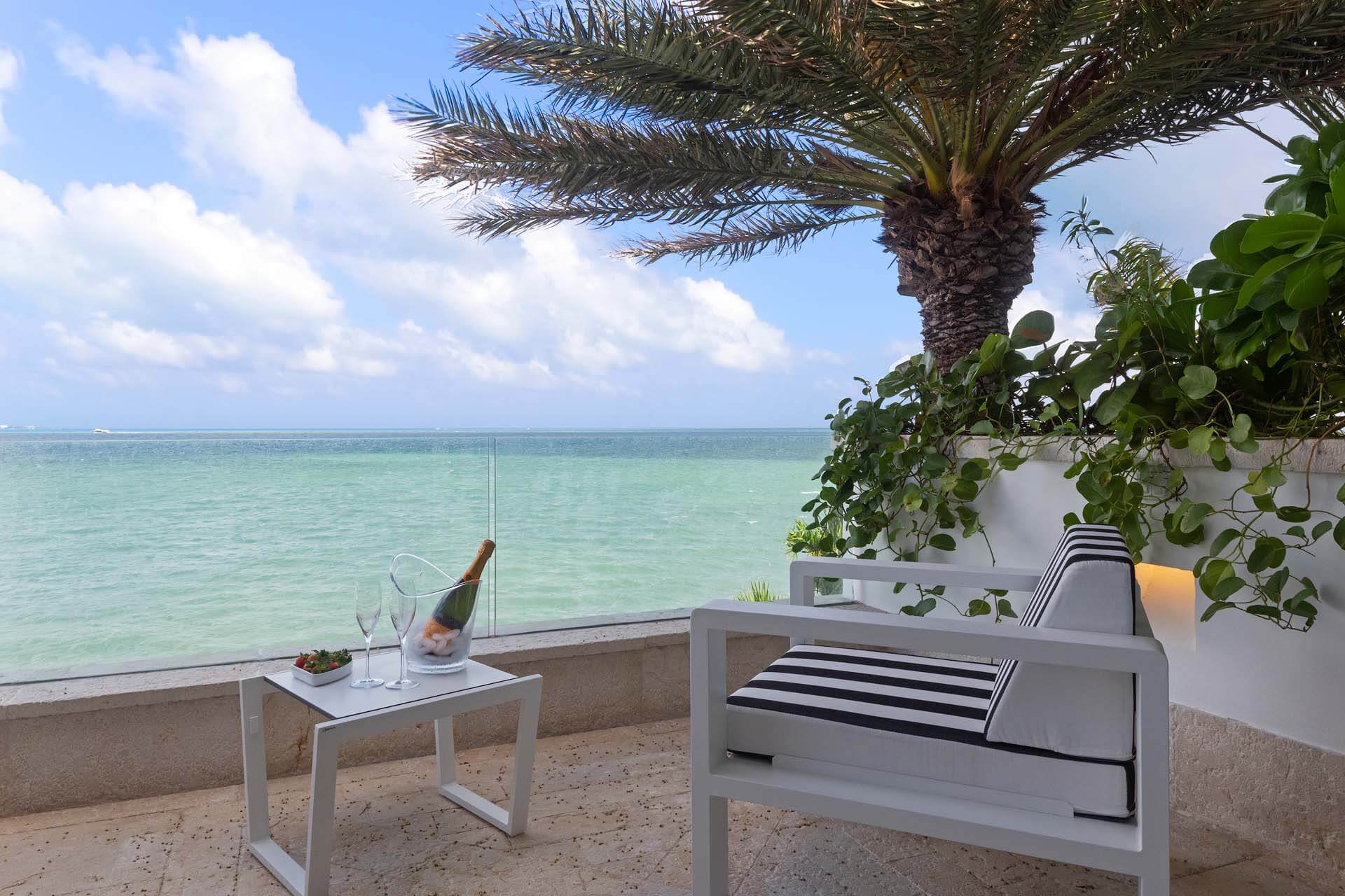 A tranquil oceanfront terrace for relaxing with endless Caribbean views. | Una terraza tranquila frente al mar para relajarse con vistas infinitas al Caribe.
