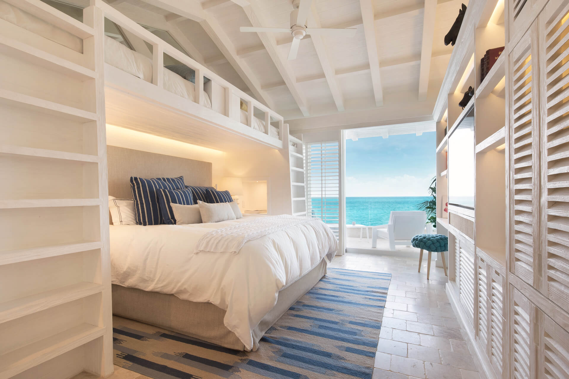 Elegant ocean-view suite with a mezzanine loft and private terrace. | Elegante suite con vista al mar, altillo y terraza privada.
