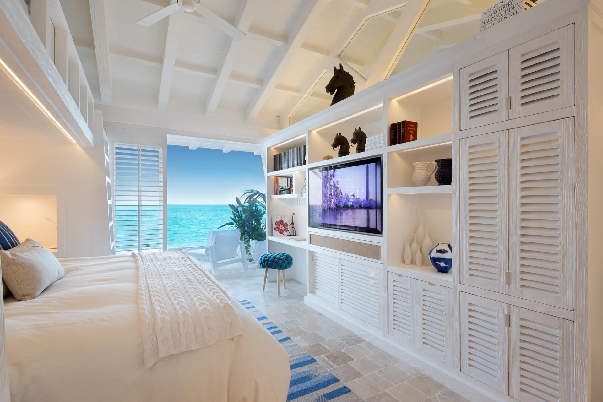 A bright oceanfront suite designed for comfort, style, and tranquility. | Suite luminosa frente al mar diseñada para el confort, el estilo y la tranquilidad.
