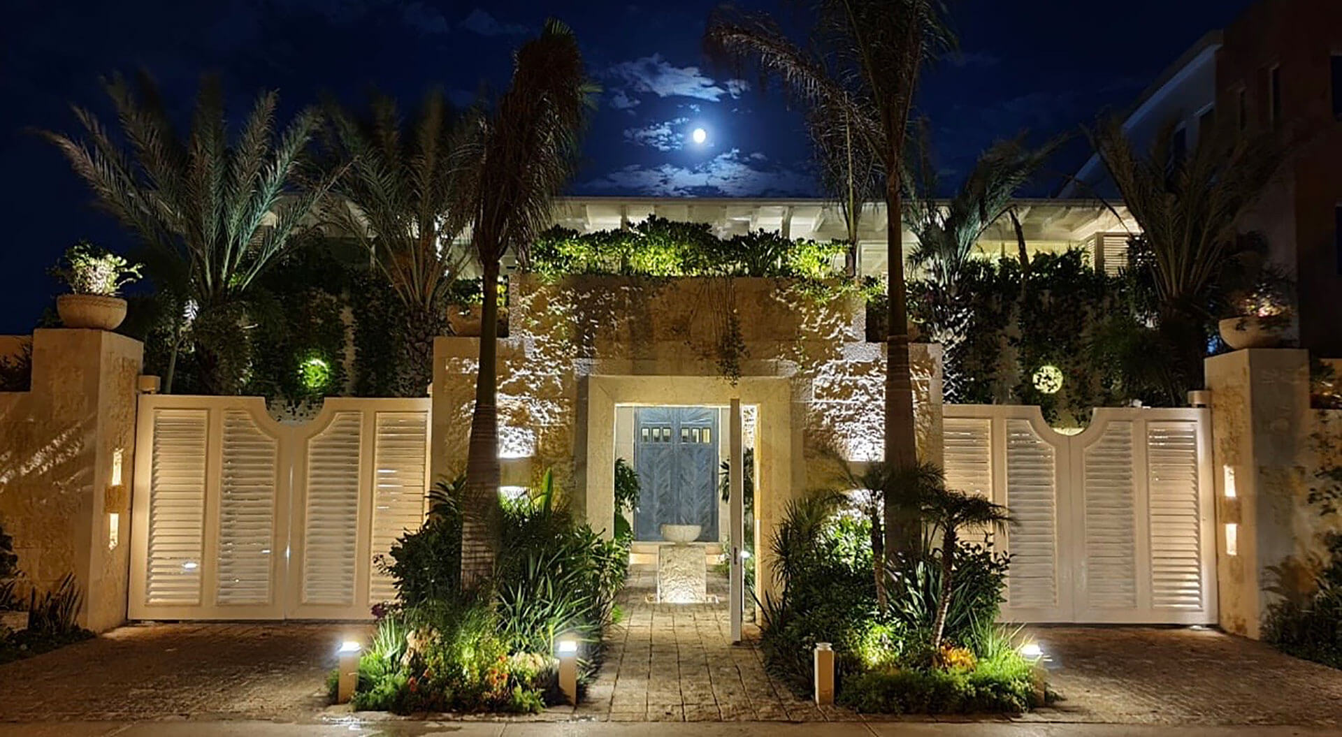 Under the moonlit sky, Villa Sha stands as a masterpiece of Caribbean elegance — a luxury retreat by I Live Where You Vacation. | Bajo la luz de la luna, Villa Sha se alza como una obra maestra de elegancia caribeña — un refugio de lujo de I Live Where You Vacation.

