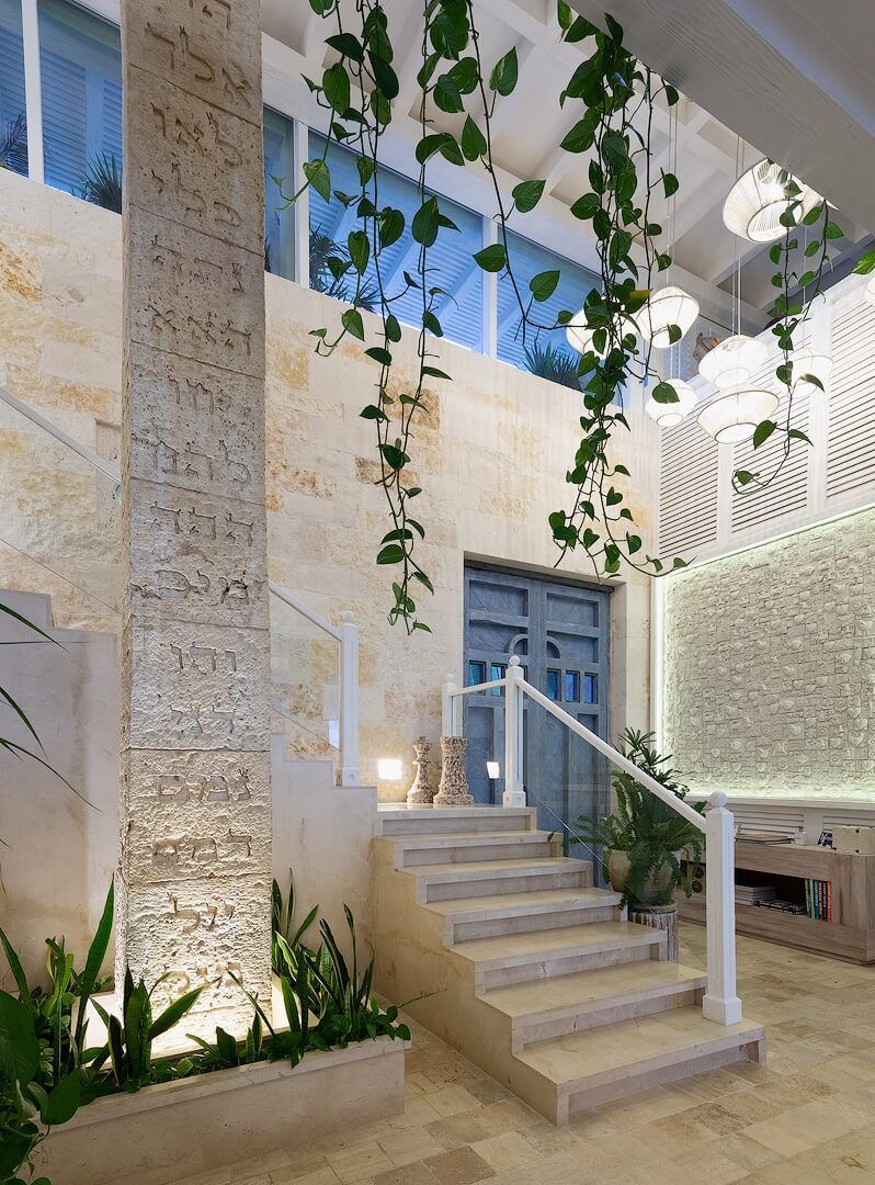 Step into Villa Sha’s breathtaking entrance — a blend of stone, greenery, and light that embodies the essence of modern Caribbean elegance. | Entra en la impresionante entrada de Villa Sha — una fusión de piedra, vegetación y luz que encarna la elegancia caribeña moderna.
