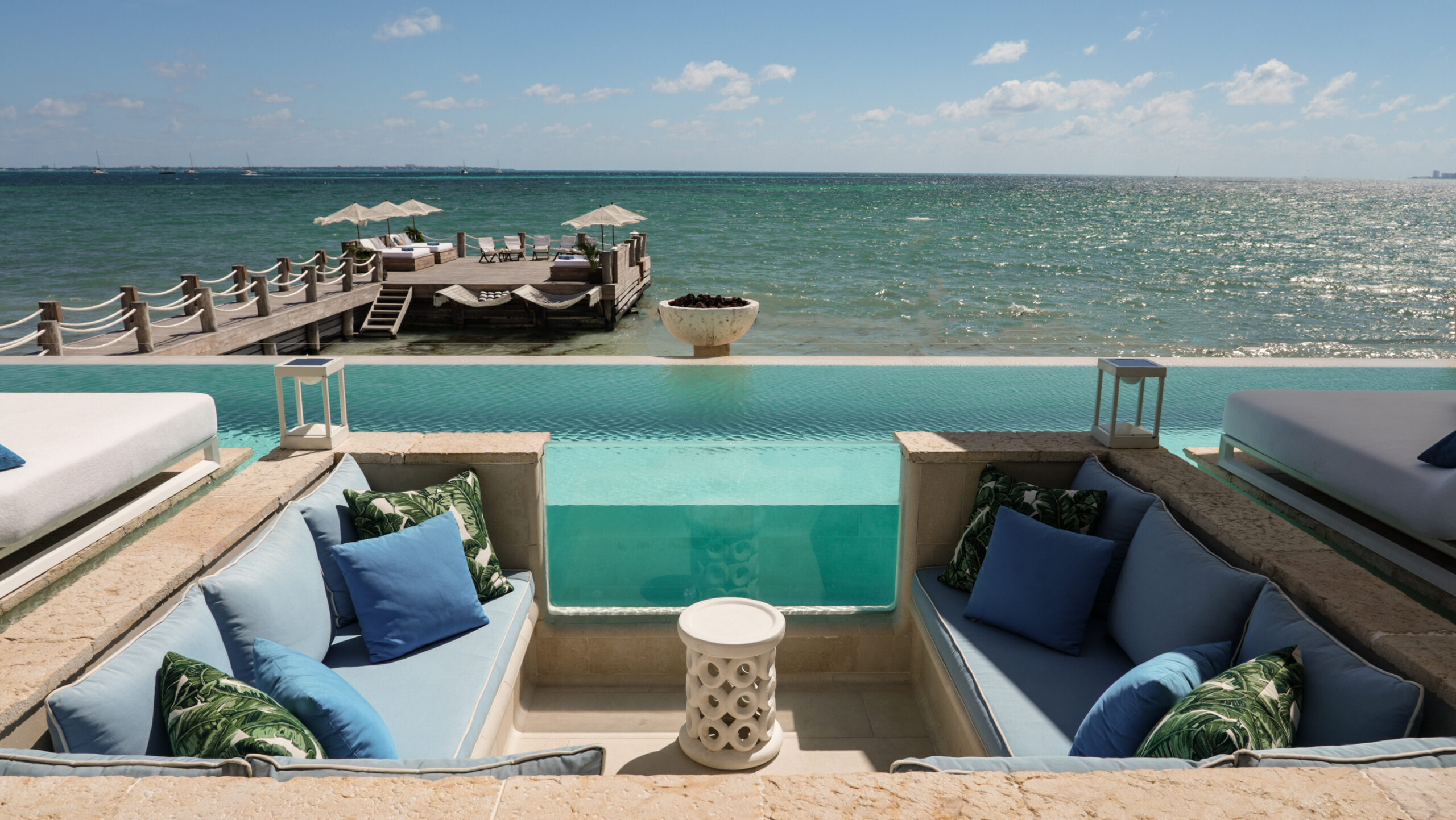 Relax by Villa Sha’s oceanfront infinity pool — where the horizon blends with turquoise waters and luxury meets tranquility. | Relájate junto a la alberca infinita de Villa Sha — donde el horizonte se funde con las aguas turquesa y el lujo se une a la tranquilidad.
