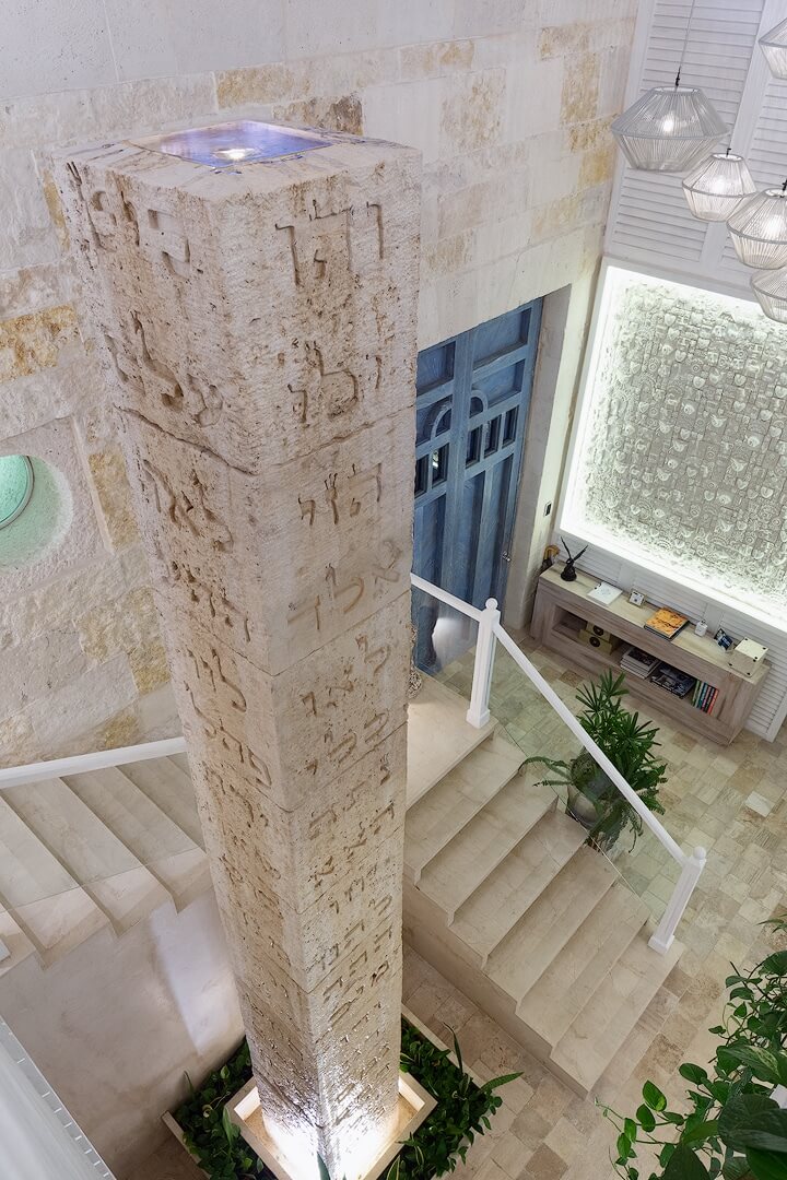 Villa Sha’s iconic stone column — a masterpiece of texture, light, and design that reflects the villa’s unique artistic essence. | La icónica columna de piedra de Villa Sha — una obra maestra de textura, luz y diseño que refleja la esencia artística de la villa.
