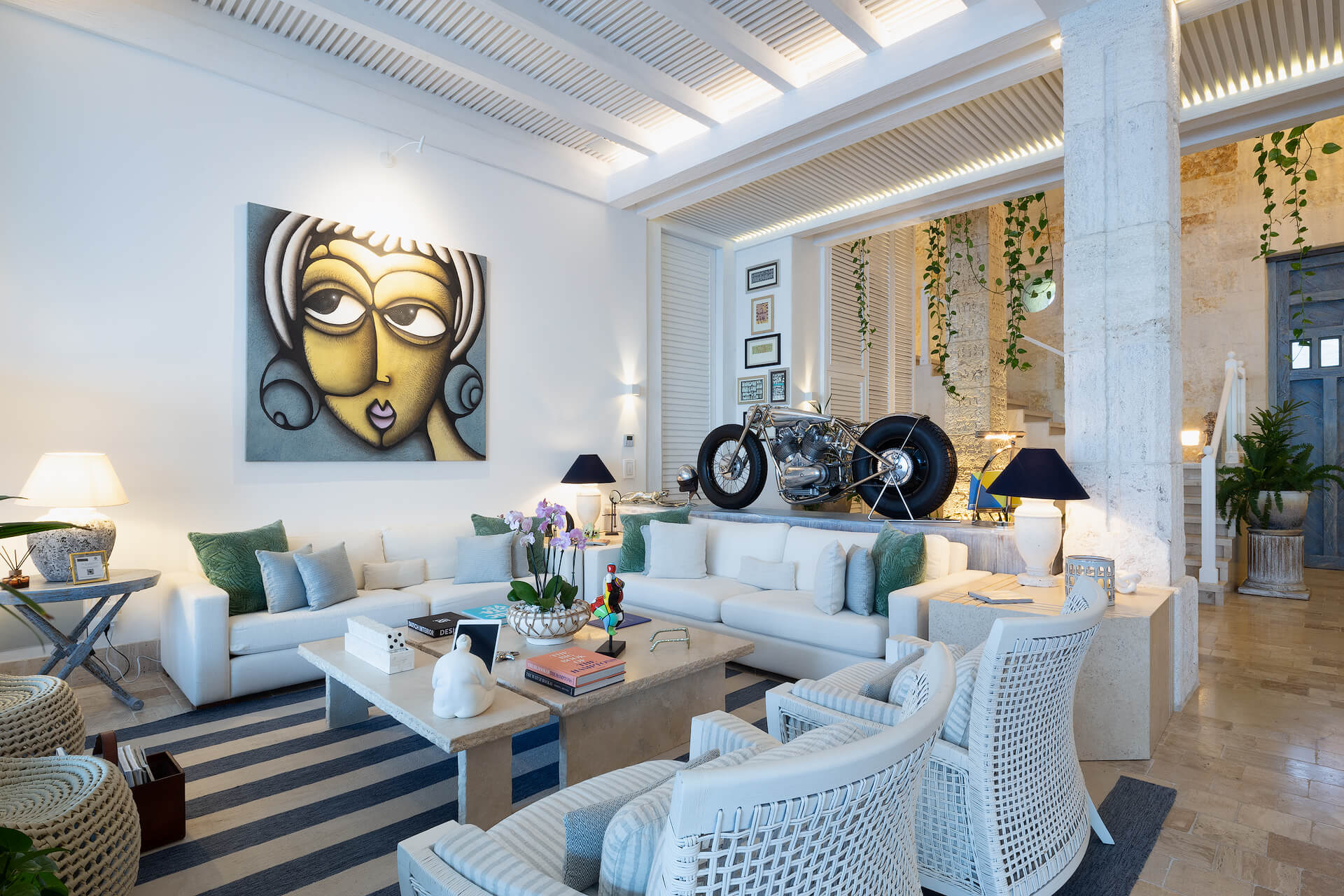 Villa Sha’s living room combines art, design, and comfort — a refined space where creativity meets Caribbean luxury. | La sala de Villa Sha combina arte, diseño y confort — un espacio refinado donde la creatividad se une al lujo caribeño.
