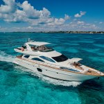 Azimut 80 Flybridge luxury yacht cruising through turquoise Caribbean waters near Isla Mujeres – I Live Where You Vacation. | Yate de lujo Azimut 80 Flybridge navegando por las aguas turquesas del Caribe cerca de Isla Mujeres – I Live Where You Vacation.
