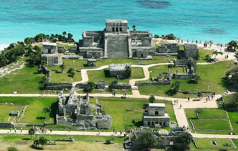 Tulum ruins overlooking the turquoise Caribbean Sea in Mexico’s Riviera Maya, an ancient Mayan archaeological site featured by I Live Where You Vacation. | Ruinas de Tulum con vista al mar turquesa del Caribe en la Riviera Maya, antiguo sitio arqueológico maya presentado por I Live Where You Vacation.
