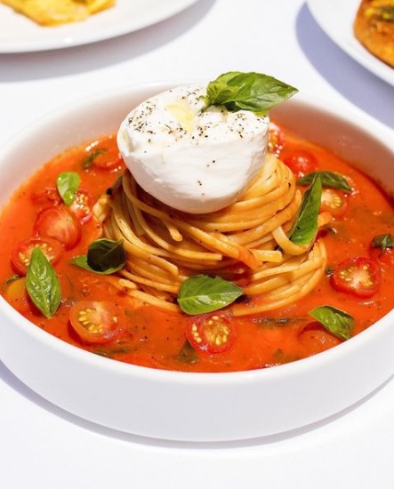A refined presentation of linguine pasta with burrata, basil, and cherry tomatoes — a taste of Mediterranean luxury in the heart of the Riviera Maya. | Una presentación refinada de pasta linguini con burrata, albahaca y tomates cherry — un toque de lujo mediterráneo en el corazón de la Riviera Maya.
