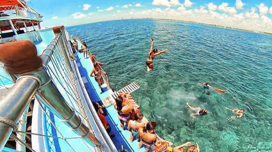 Guests enjoy swimming and jumping into the Caribbean Sea during the Dancer Cruise Cancun experience. / Los invitados disfrutan nadar y saltar al mar Caribe durante la experiencia Dancer Cruise Cancún.