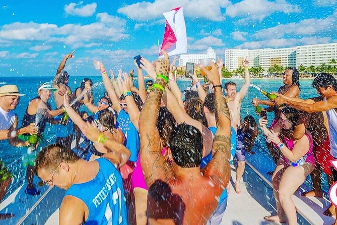 The rear deck of Dancer Cruise Cancun features swim platforms and a large slide for Caribbean water fun. / La cubierta trasera del Dancer Cruise Cancún cuenta con plataformas de baño y un gran tobogán para disfrutar el Caribe.