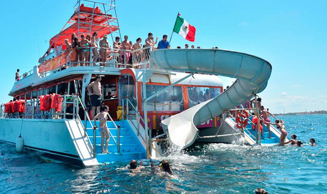 The upper deck aboard Dancer Cruise Cancun offers lounge chairs and open sea views for relaxing between activities. / La cubierta superior del Dancer Cruise Cancún ofrece camastros y vista abierta al mar para relajarse entre actividades.