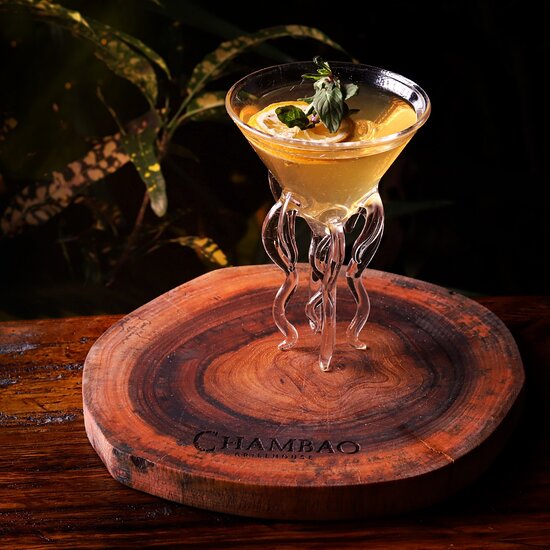 A masterpiece of liquid art where creativity, elegance, and tropical inspiration merge into one captivating experience. | Una obra maestra de arte líquido donde creatividad, elegancia e inspiración tropical se fusionan en una experiencia cautivadora.