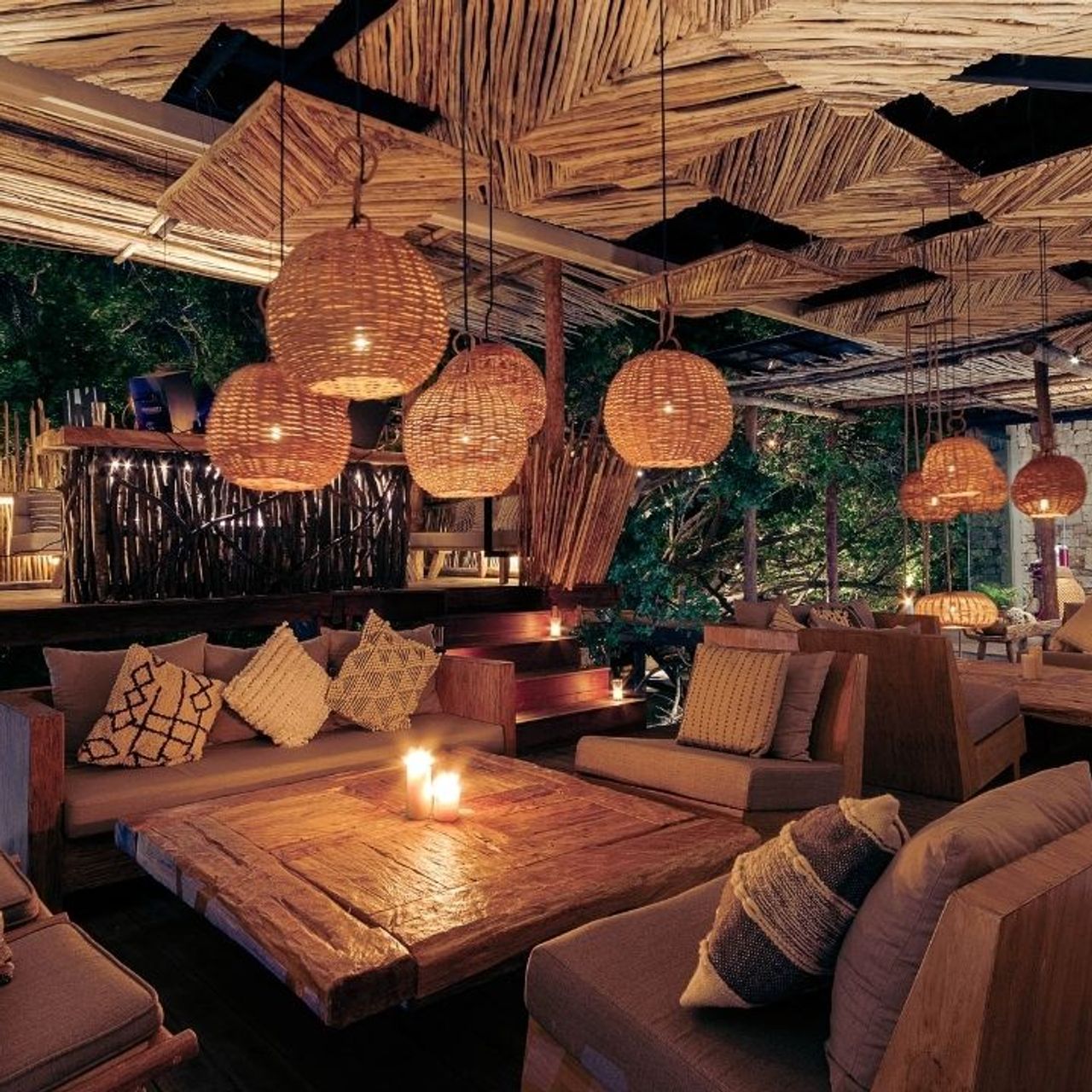 A serene evening hideaway where nature and design merge into an intimate Riviera Maya experience. | Un refugio vespertino sereno donde la naturaleza y el diseño se fusionan en una experiencia íntima de la Riviera Maya.
