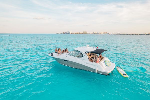 Dream 44ft private yacht charter with guests and water toys — Charter privado en yate Dream 44ft con invitados y equipo acuático