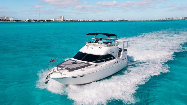Explorer 40ft Sea Ray side cruise view in Cancun turquoise sea — Vista lateral del Explorer 40ft Sea Ray en mar turquesa de Cancún
