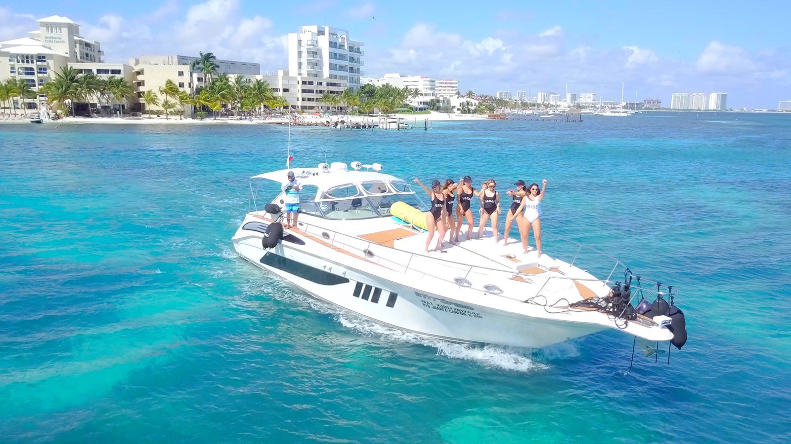 Intrepido 46ft private yacht cruising along Cancun Hotel Zone