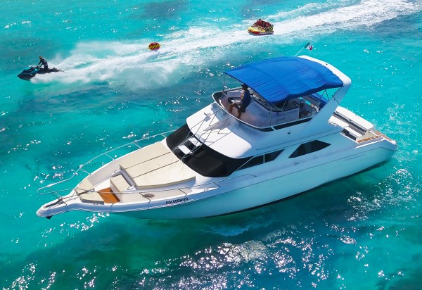 Jackie 46ft yacht in Cancún with jet ski and water activities nearby — Yate Jackie 46ft en Cancún con jet ski y actividades acuáticas cerca