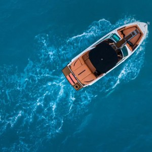 Aerial view of the Trick Four Winns 26ft cruising in Cancun waters — Vista aérea del Trick Four Winns 26ft navegando en aguas de Cancún