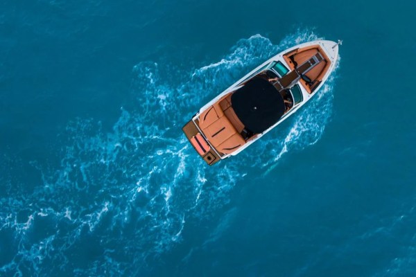 Aerial view of the Trick Four Winns 26ft cruising in Cancun waters — Vista aérea del Trick Four Winns 26ft navegando en aguas de Cancún