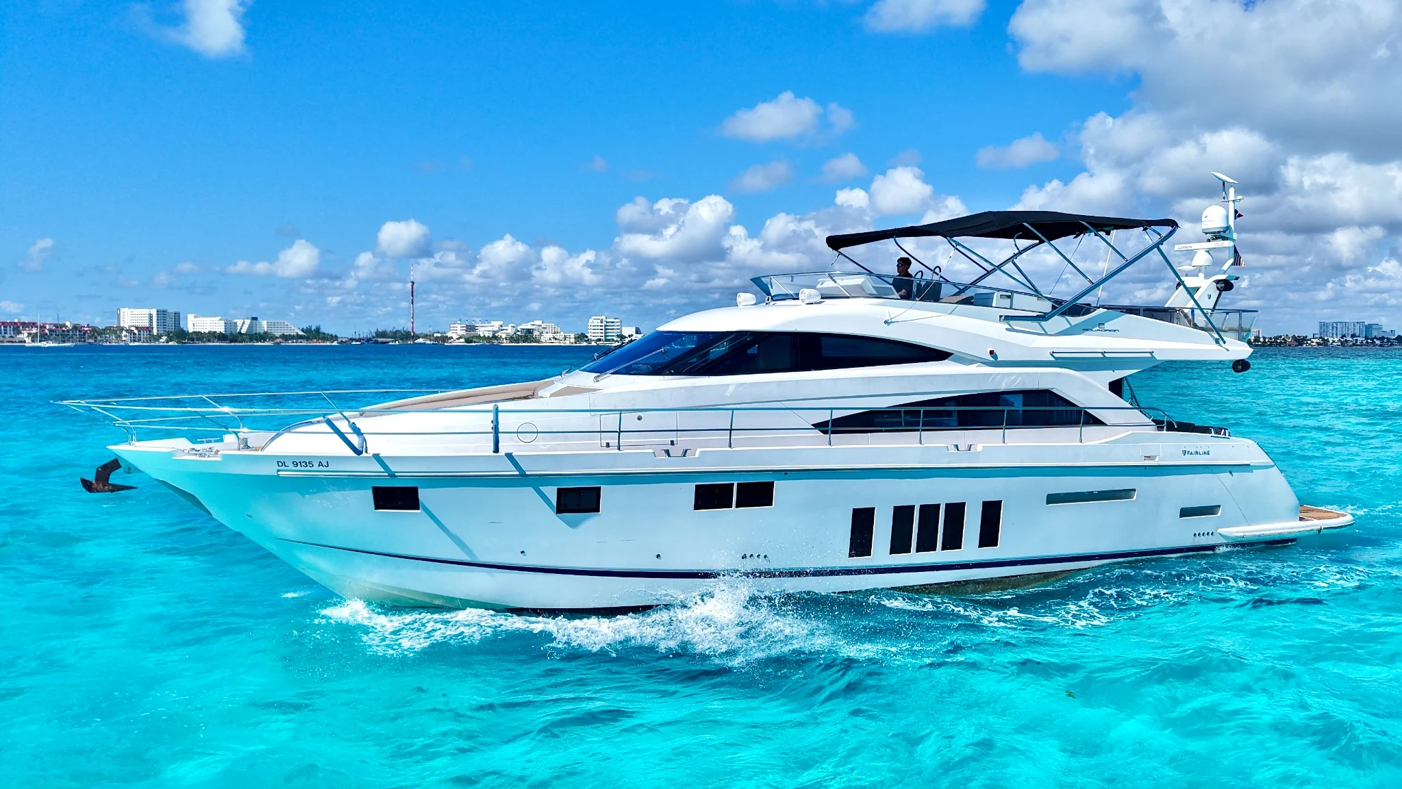 Addicted 70ft Fairline private yacht side profile in Cancun
