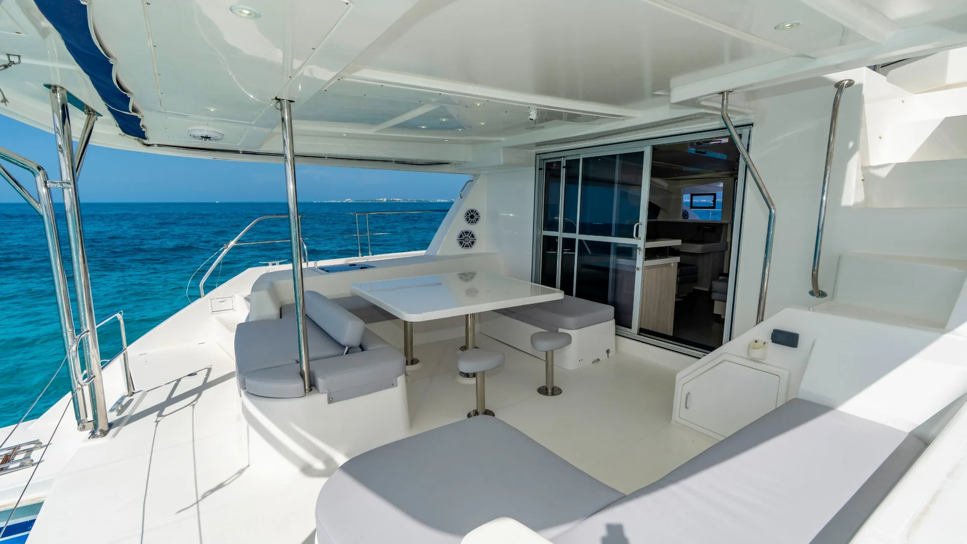 Blondie 51ft Leopard aft deck dining and lounge area