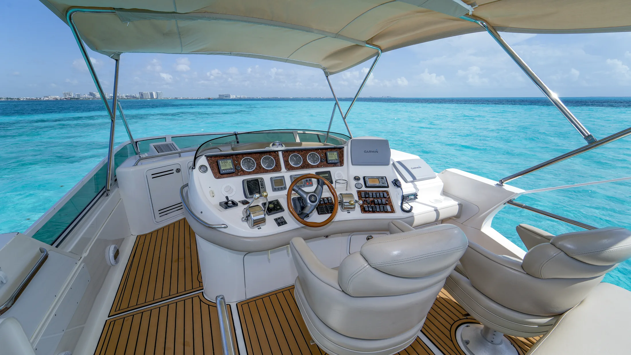 Carpe Diem 52ft Sea Ray private yacht charter in Cancun showing helm and cockpit overview.