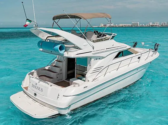 Stern and flybridge profile of Magnus 40ft yacht in Cancun