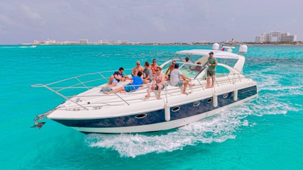 Nash 52ft Fairline yacht cruising in Cancun turquoise water with guests on deck