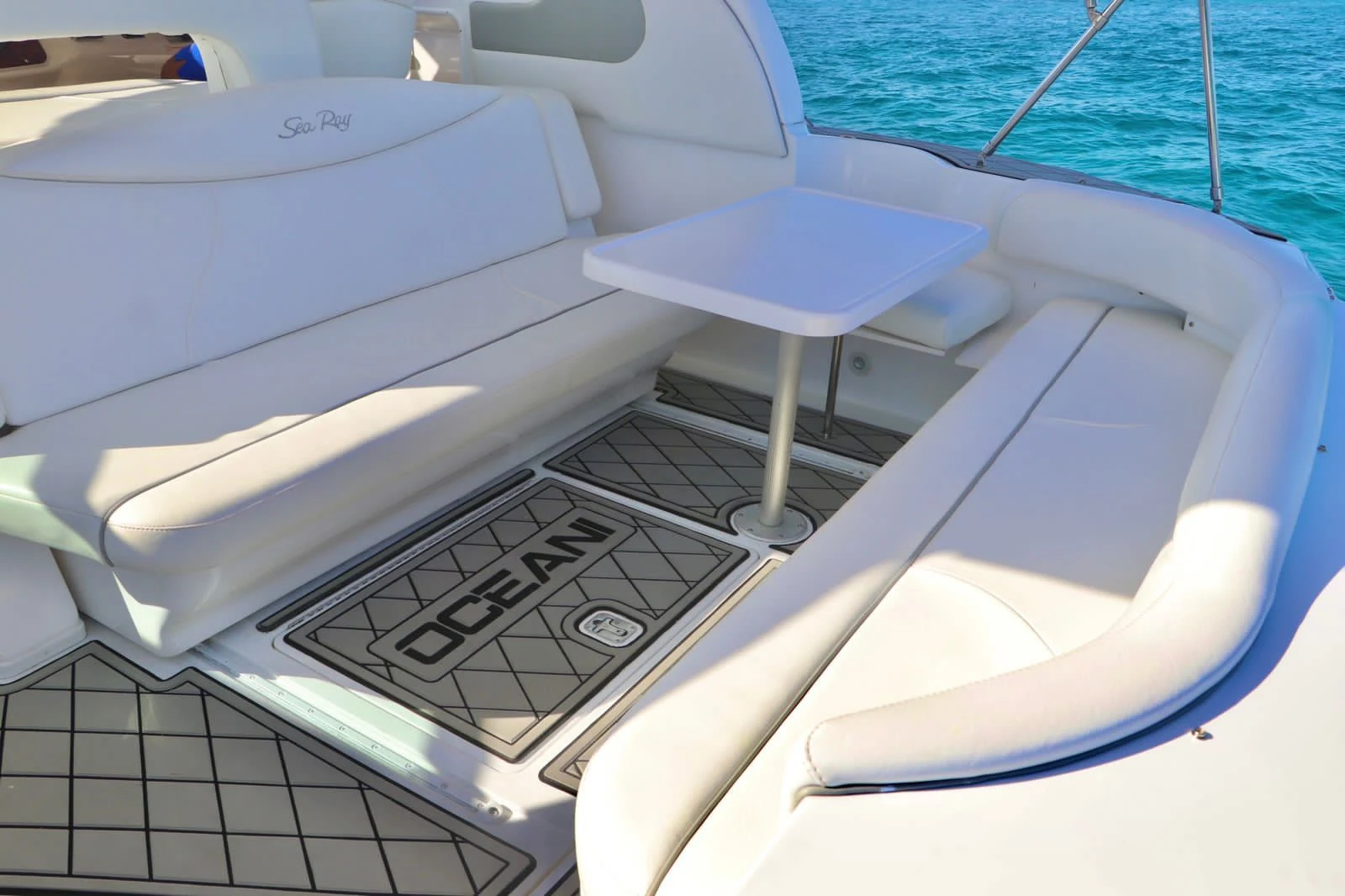 The cockpit lounge aboard Oceani provides a relaxed space for guests to socialise at sea. / El lounge exterior del Oceani ofrece un espacio relajado para convivir en el mar.