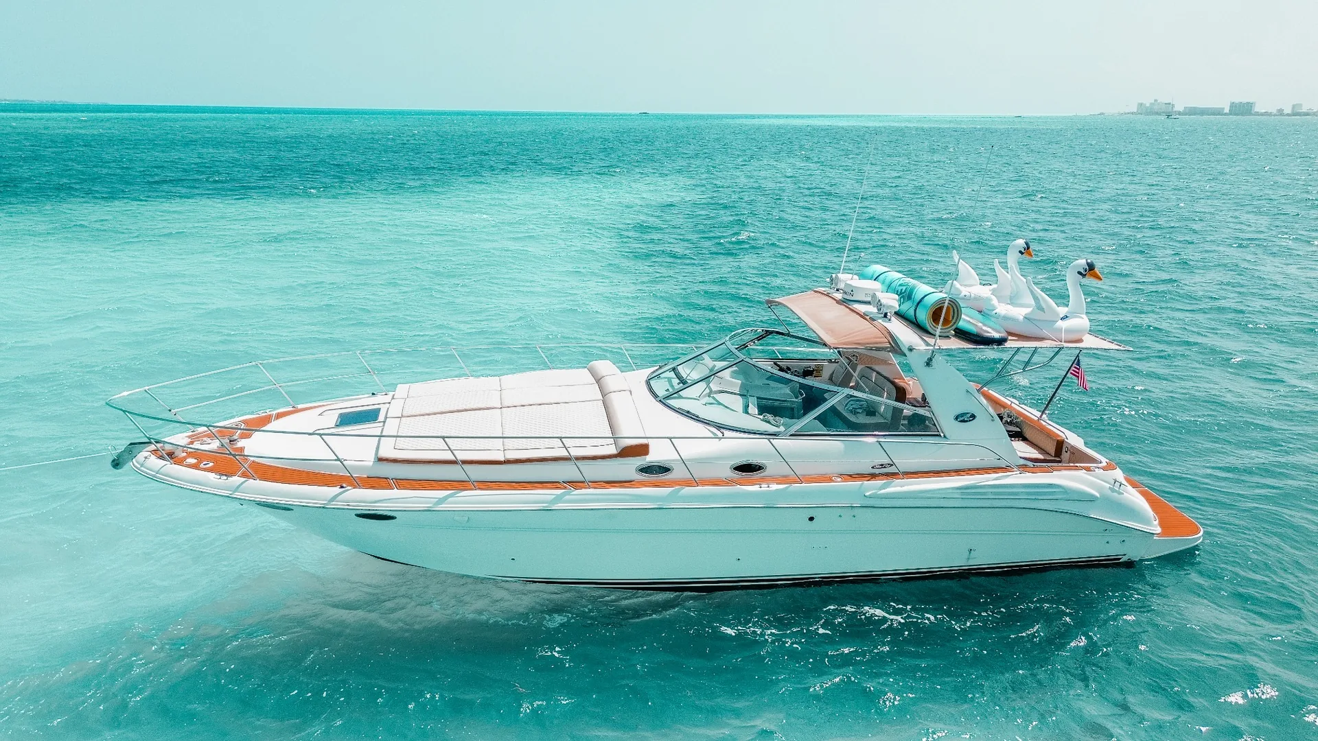 Seañorita 40ft private yacht on turquoise water in Cancun