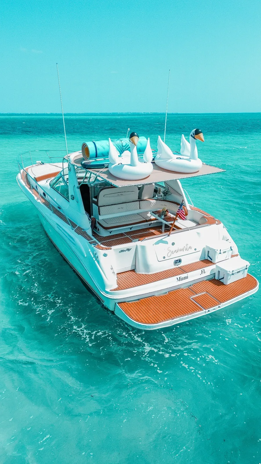 Seañorita 40ft stern social deck for private yacht charters