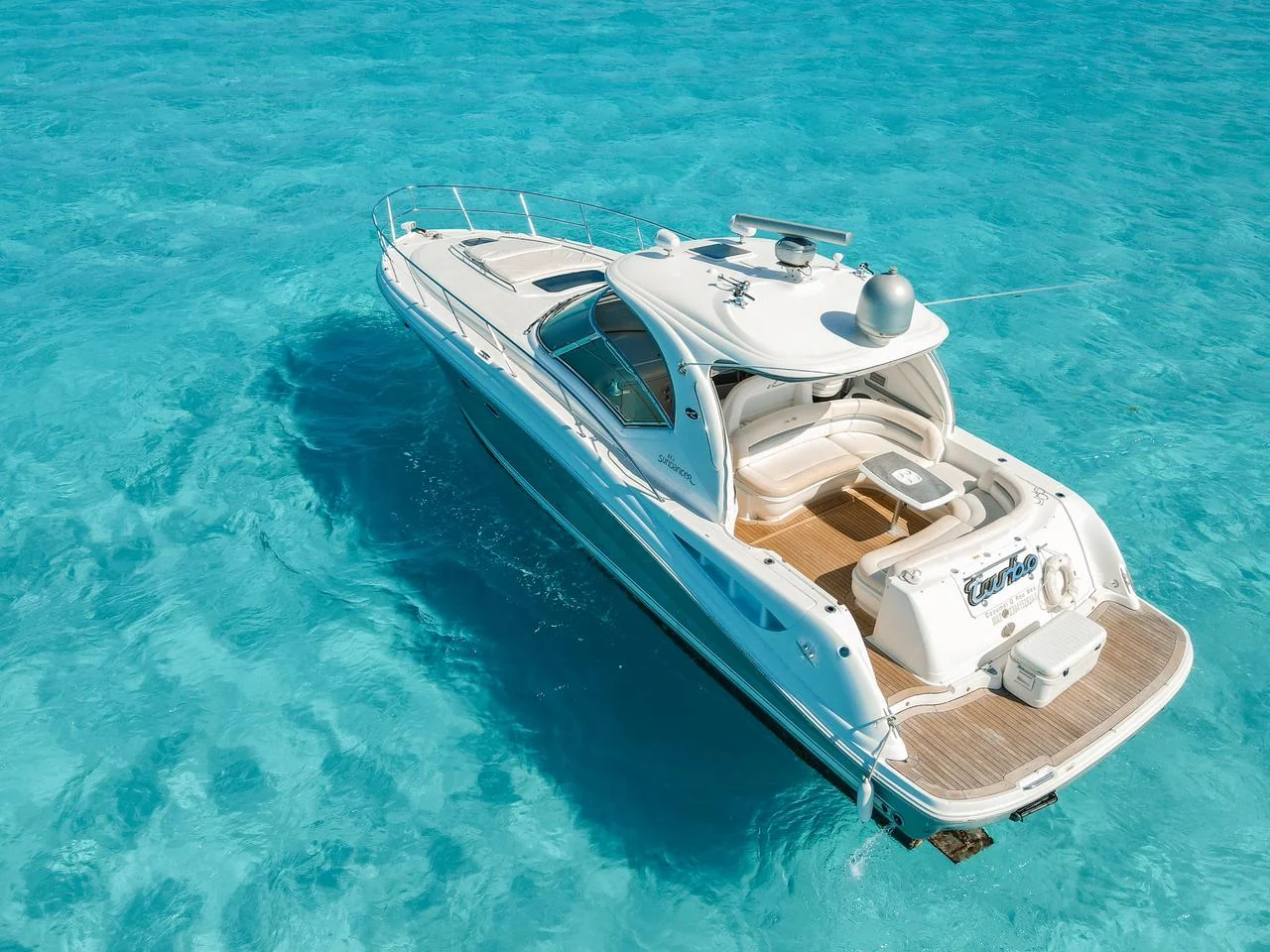 Turbo 44ft Sea Ray Sundancer offers a sleek private yacht experience over the turquoise waters of Cancún. / Turbo 44ft Sea Ray Sundancer ofrece una experiencia privada y elegante sobre las aguas turquesa de Cancún.