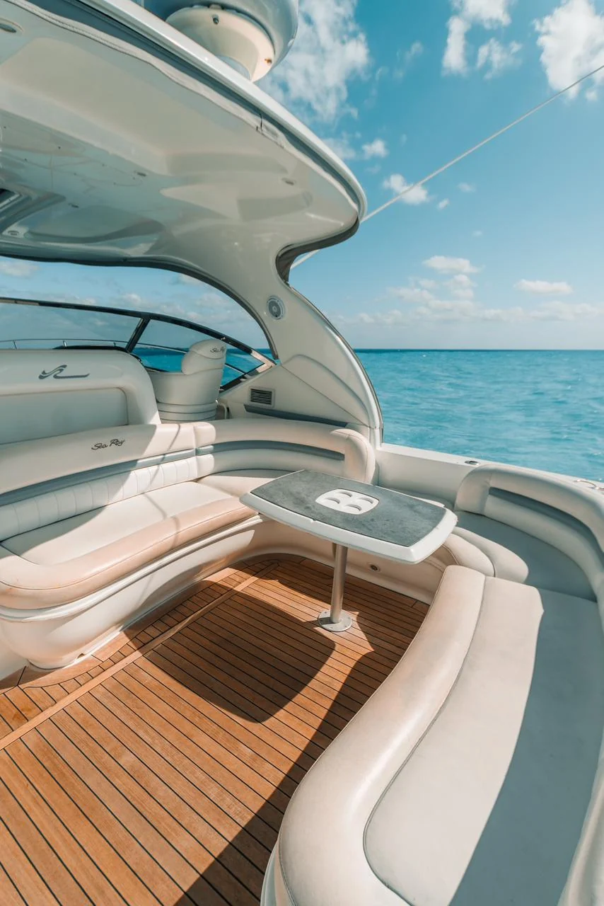 The shaded cockpit creates a comfortable social area for drinks, conversation and sea views. / El cockpit sombreado crea un área social cómoda para bebidas, conversación y vistas al mar.