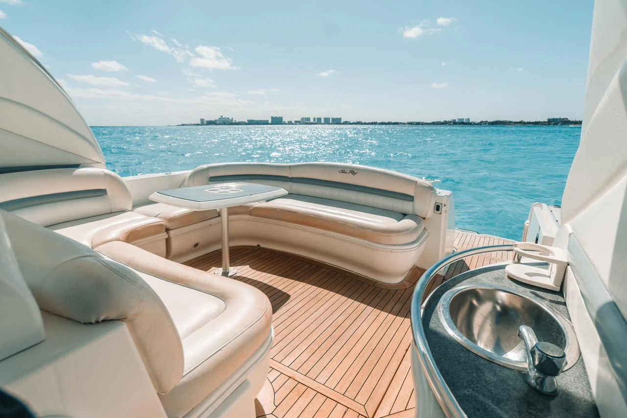 The aft cockpit combines open-air seating, wet bar convenience and beautiful Caribbean views. / El cockpit de popa combina asientos al aire libre, barra práctica y hermosas vistas del Caribe.