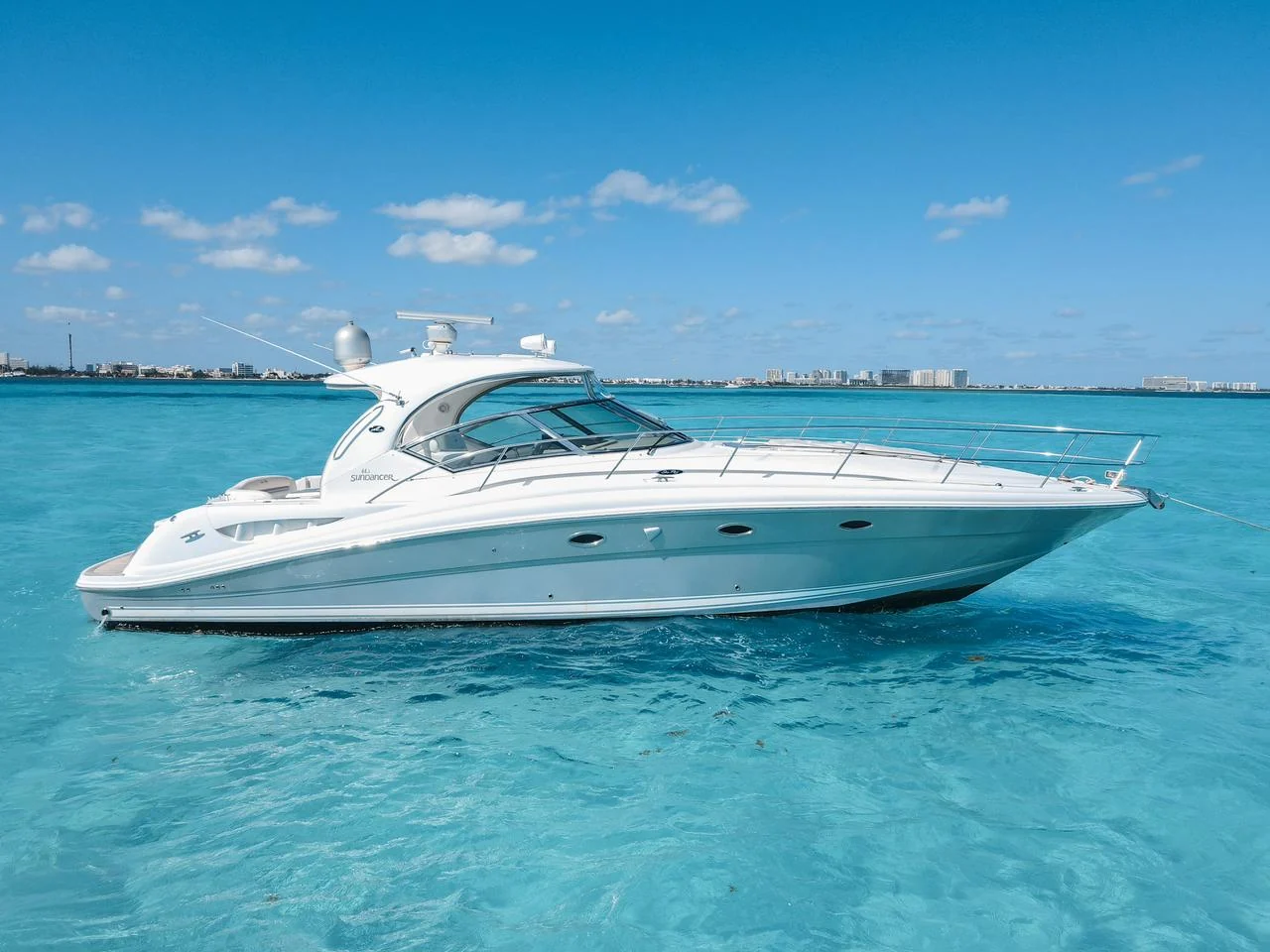 Turbo 44ft combines a sporty Sea Ray profile with the comfort of a private yacht charter. / Turbo 44ft combina un perfil deportivo Sea Ray con la comodidad de un charter privado.