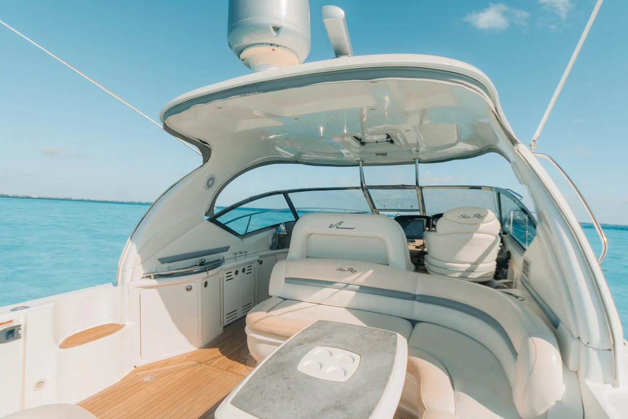 The cockpit table and wraparound seating are ideal for drinks, snacks and relaxed conversation. / La mesa del cockpit y los asientos envolventes son ideales para bebidas, snacks y convivencia relajada.