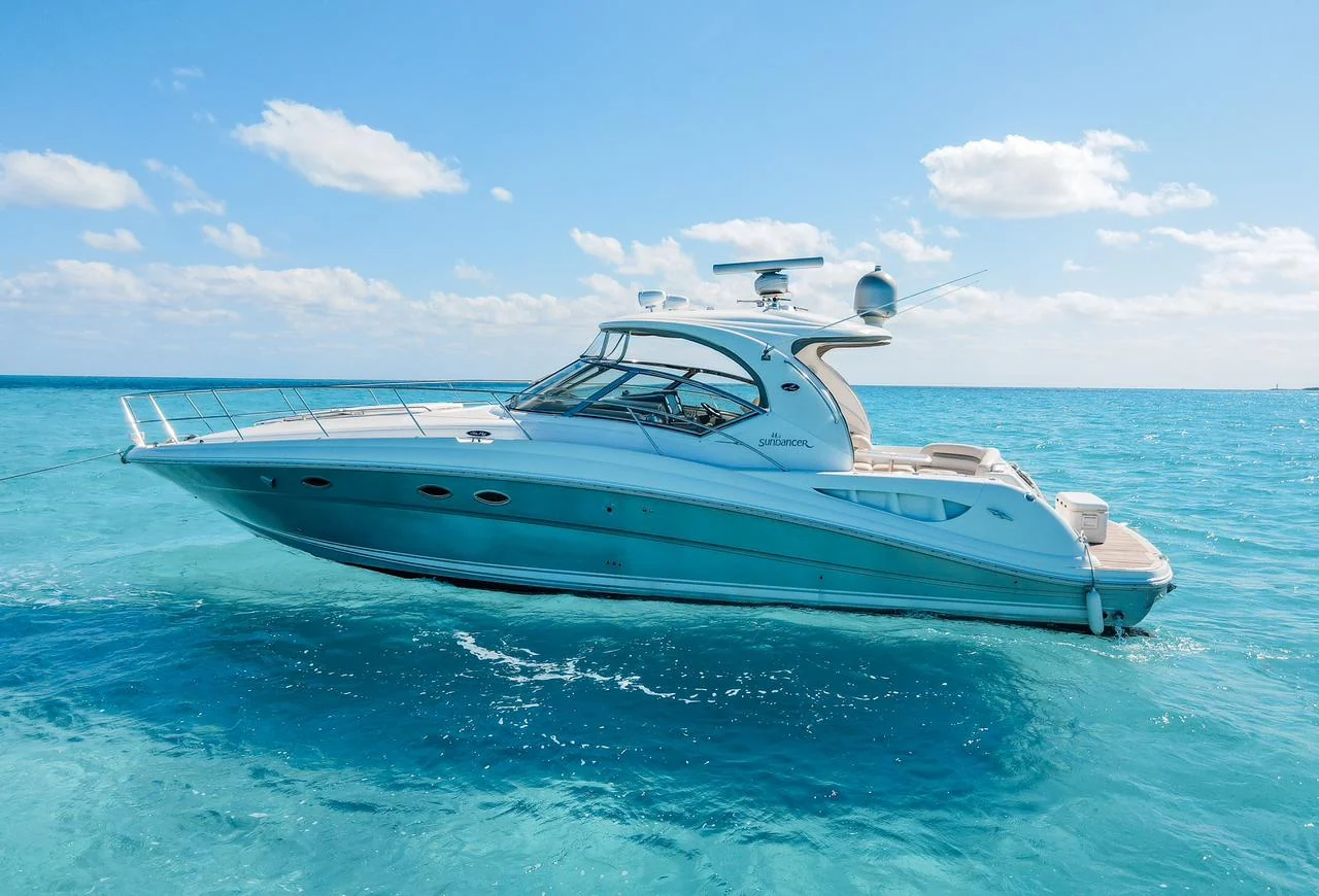A sleek Sea Ray Sundancer profile designed for private cruising through the Mexican Caribbean. / Un perfil elegante Sea Ray Sundancer diseñado para navegar de forma privada por el Caribe mexicano.